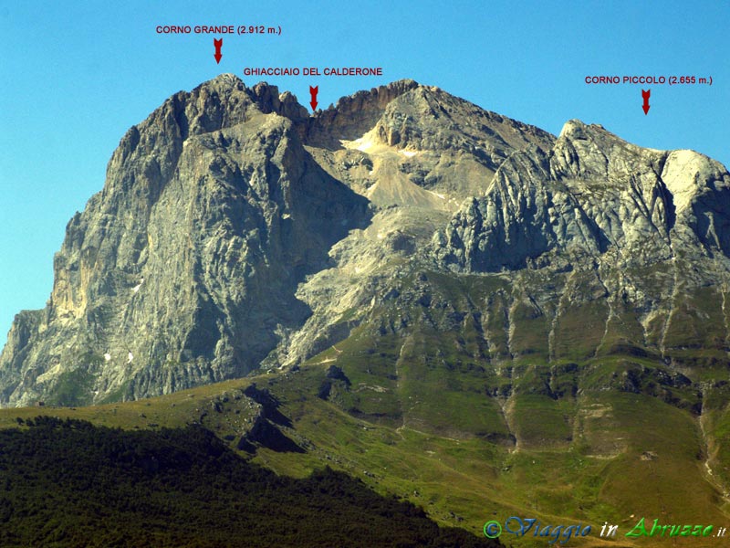07-P7088352+.jpg - 07-P7088352+.jpg - A sinistra: il "Corno Grande" (2.912 m.), la montagna più alta degli Appennini; al centro: la conca che nasconde il ghiacciaio del Calderone (2.680 m. s.l.m.), l'unico ghiacciaio della catena appenninica ed il più meridionale d'Europa; a destra: parziale veduta della vetta del "Corno Piccolo" (2655 m.), che domina l'immenso tappeto erboso dei Prati di Tivo.